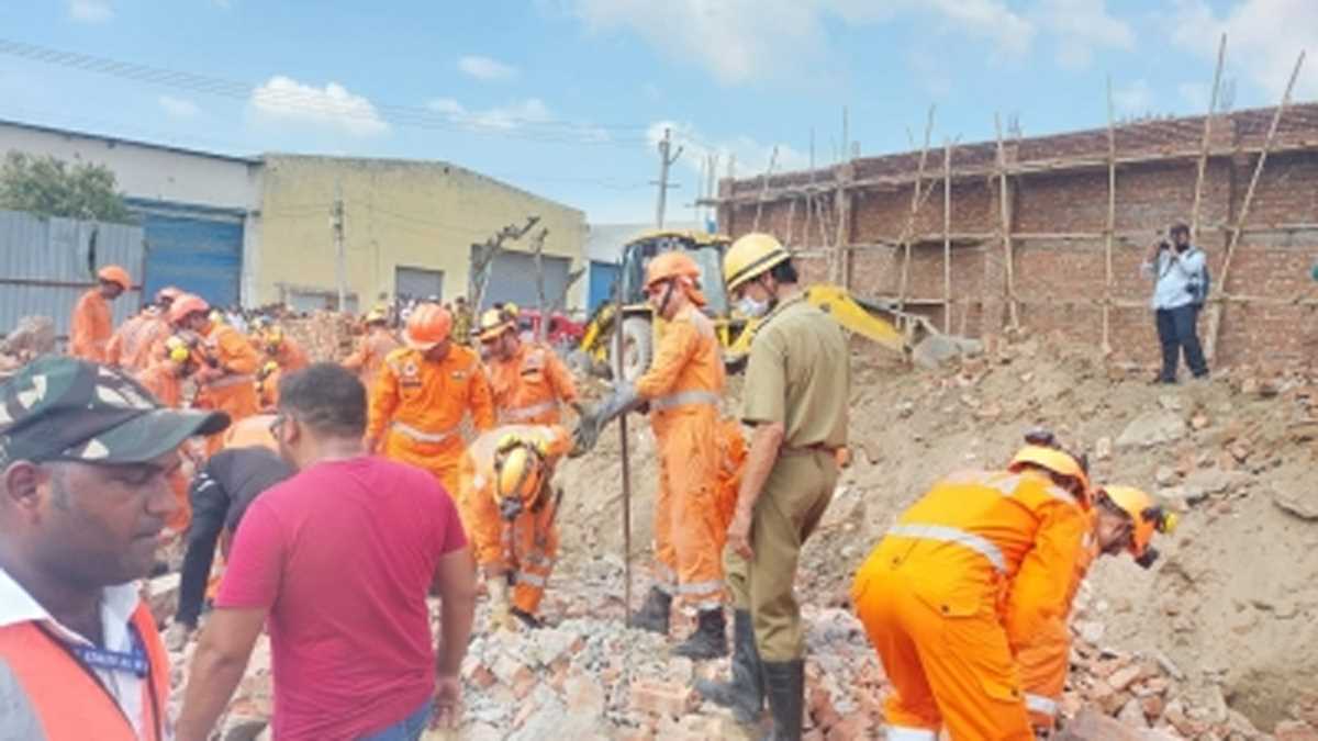 दिल्ली के अलीपुर में हादसे के बाद एनडीआरएफ का ऑपरेशन खत्म